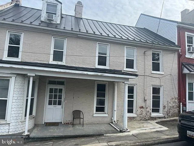 2 bed, 750 sqft, $900 — Photo 1