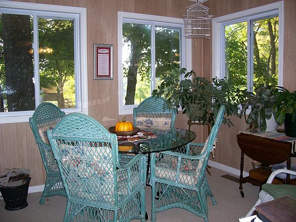 12' x 21' sunroom with panoramic view of the lake.