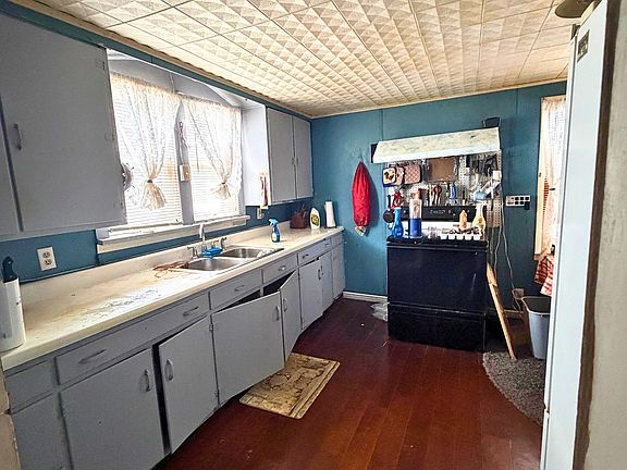 3rd image of 104 E Main St