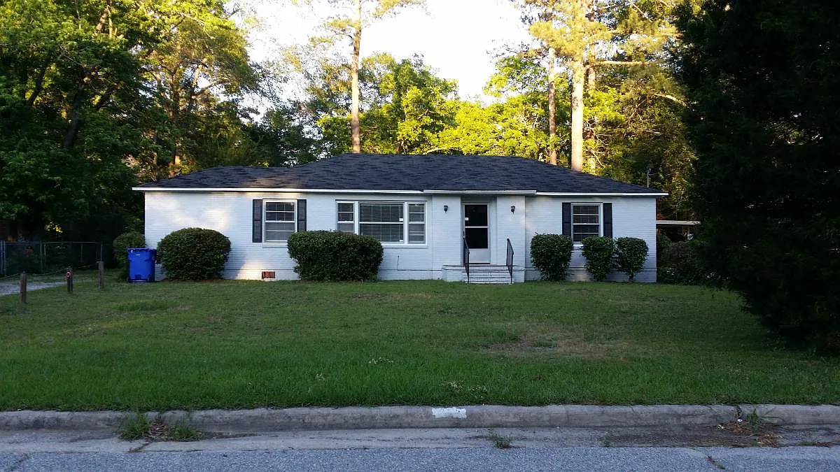 3 bed, 1352 sqft, $1,200 — Photo 2