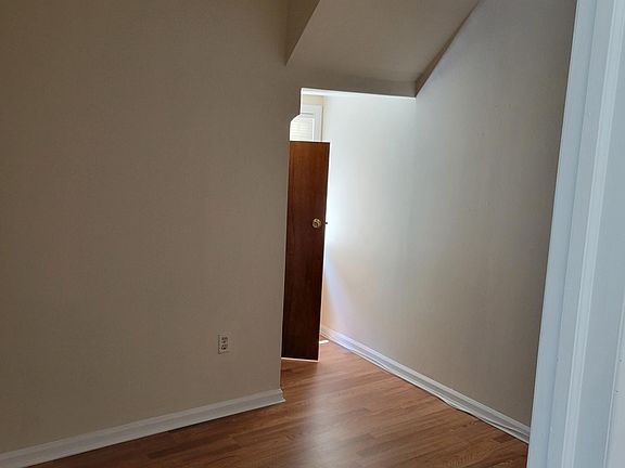 4th image of 46 Iris Ave