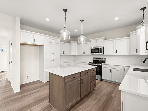 3rd image of 325 NW Red Oak Dr