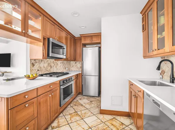 410 West 24th Street image 6 of 17