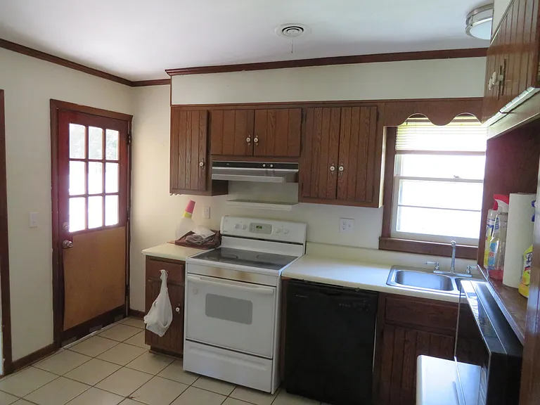 1900 Stevens Dr NE — Photo 1