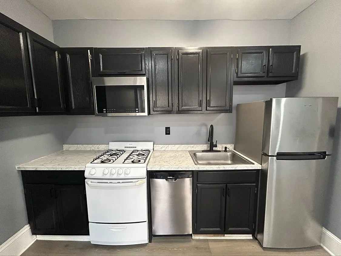 17 E Centre St — Photo 3