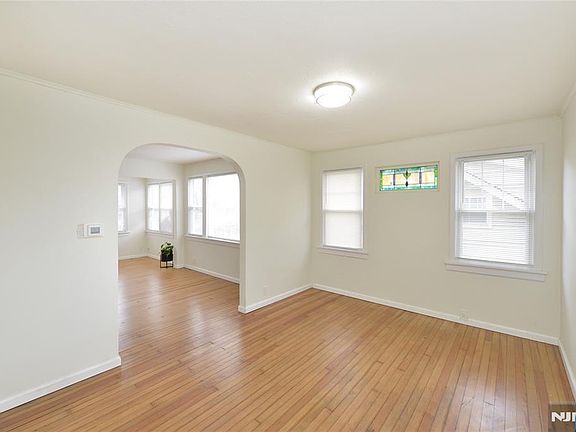 5th image of 263 Sutton Ave