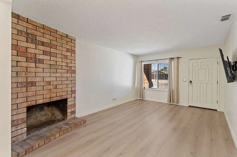 2 bed, 2.0 bath, 1300 sqft, $2,145 — Photo 3