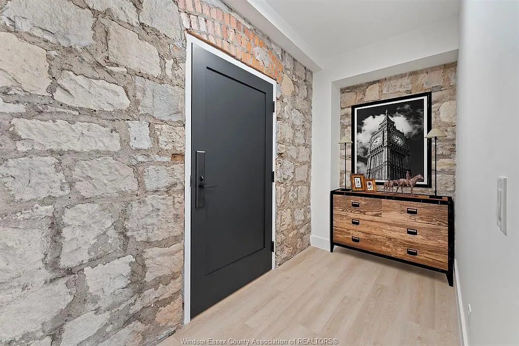 247 Brock St — Photo 3
