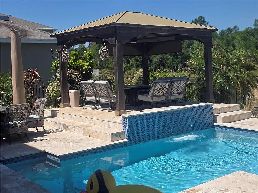 4 bed, 3.0 bath, 2748 sqft, $4,000 — Photo 2