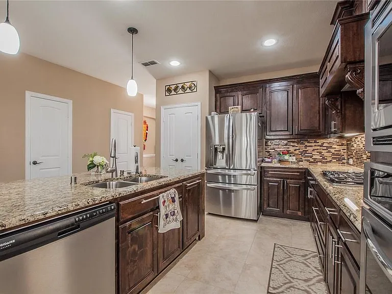 2440 Kingsgate Dr — Photo 5