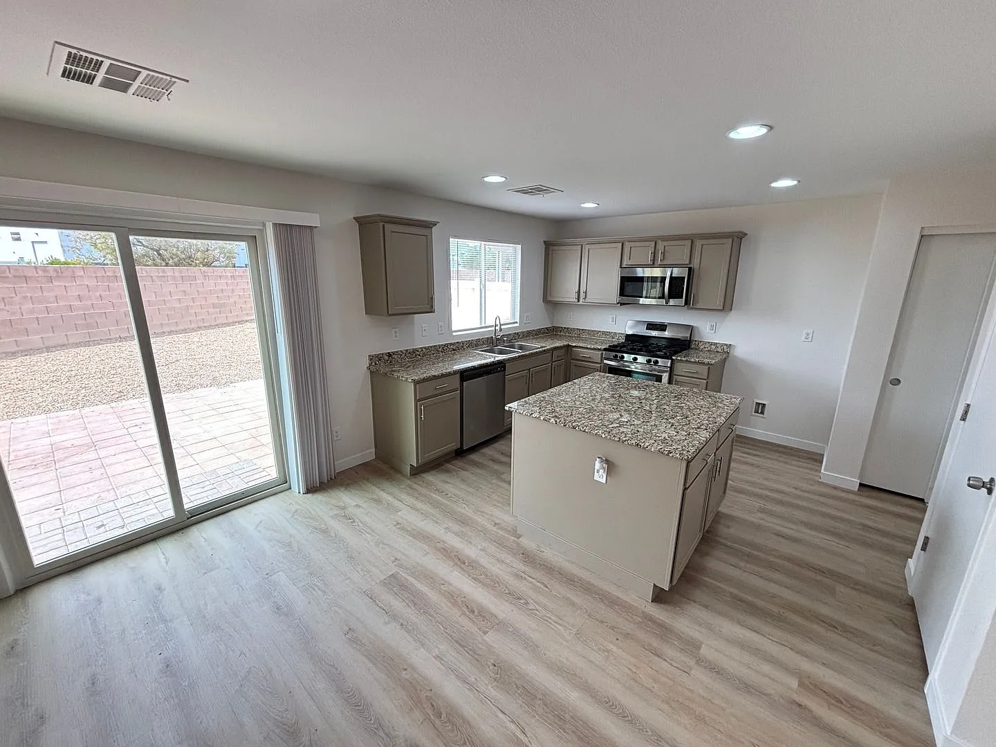 Gorgeous 4Bed/2.5Bath/2Car home located in North Las Vegas Raven Hill gated community! — Photo 4