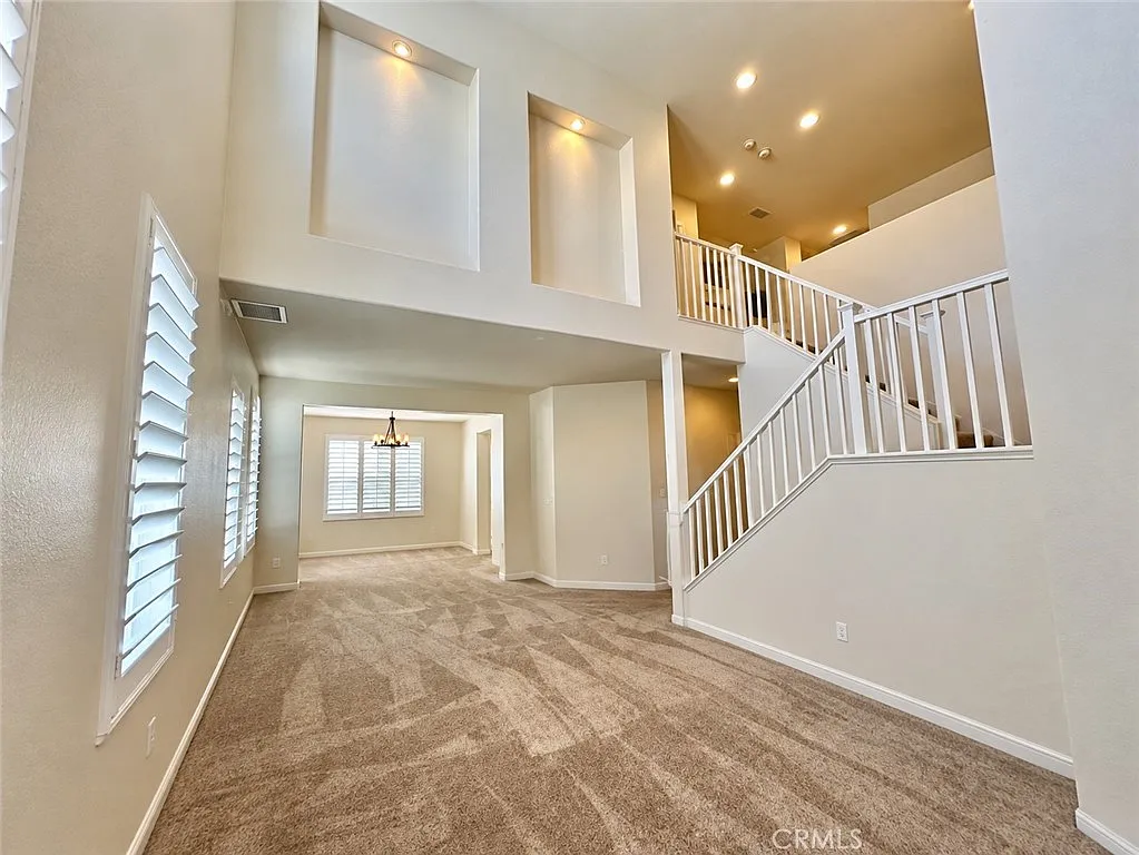 5 bed, 2.5 bath, 2909 sqft, $3,000 — Photo 2