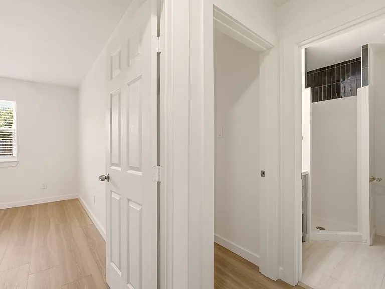 908 Isbell Rd #B — Photo 15