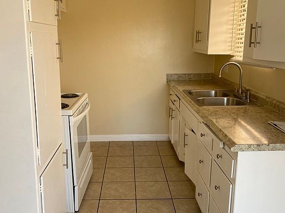 3rd image of 909 E 1st St #4
