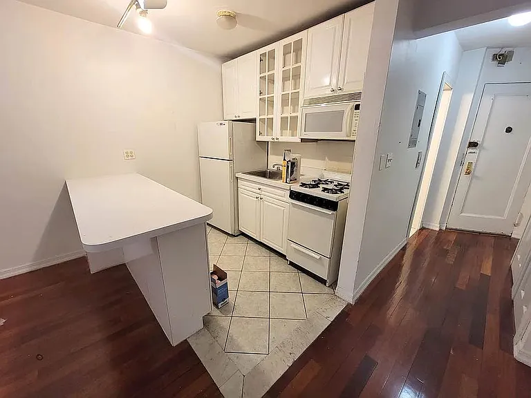 146 E 35th St #2V — Photo 6