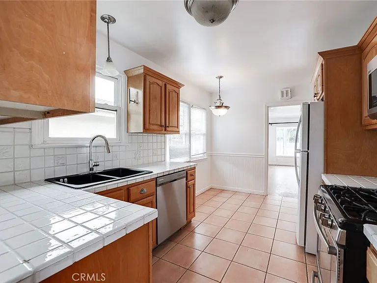 286 E 19th St — Photo 9