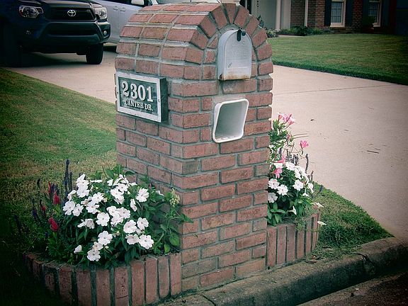 Perennials flank the mailbox.