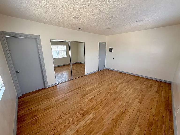 8930 S Vermont Ave — Photo 20