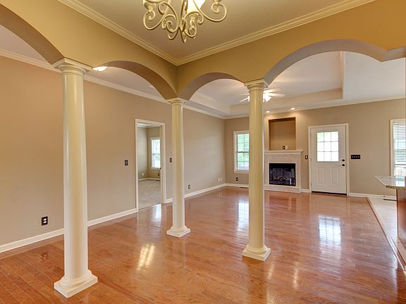 4th image of 925 Glenhurst Way