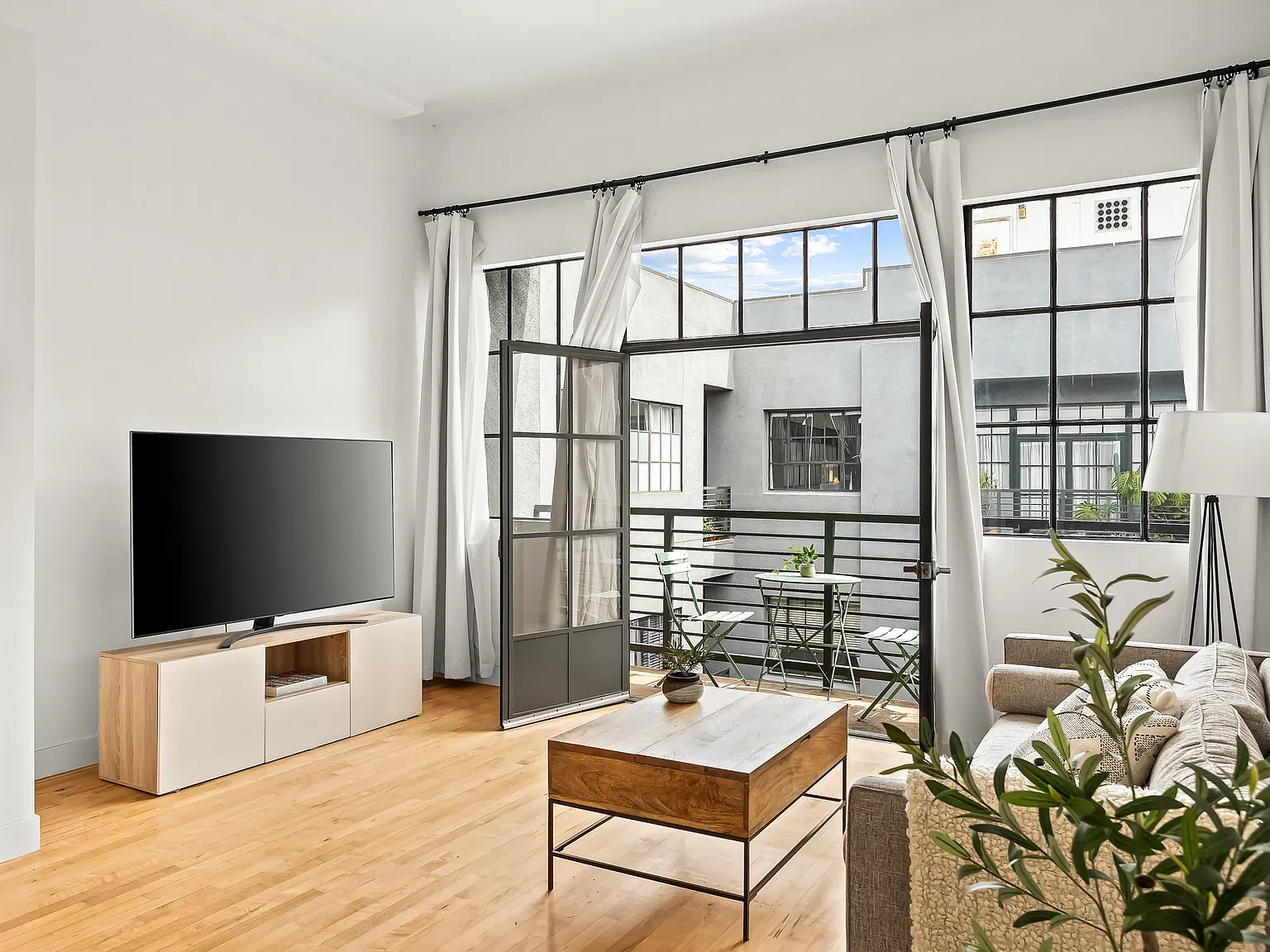 1 bed, 707 sqft, $2,290 — Photo 3