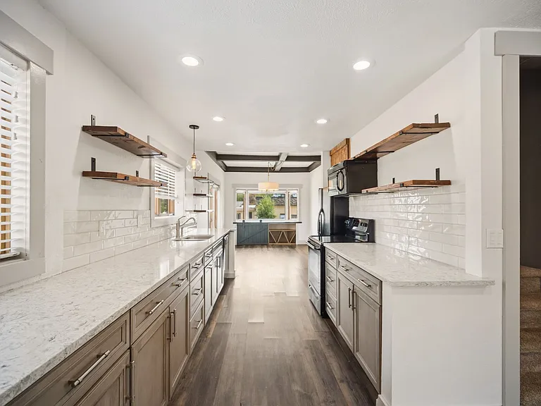 5703 N Regal St — Photo 4