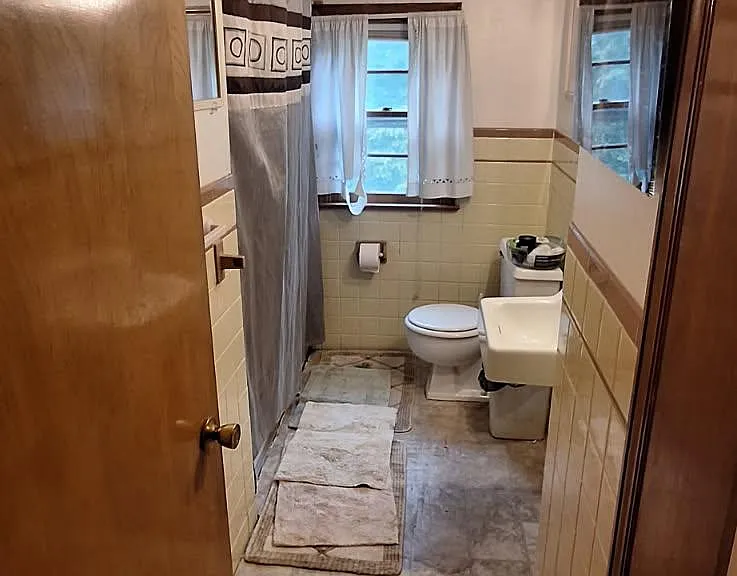 2457 Sylvan Ave — Photo 2