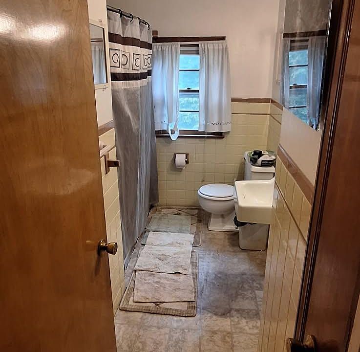 2nd image of 2457 Sylvan Ave