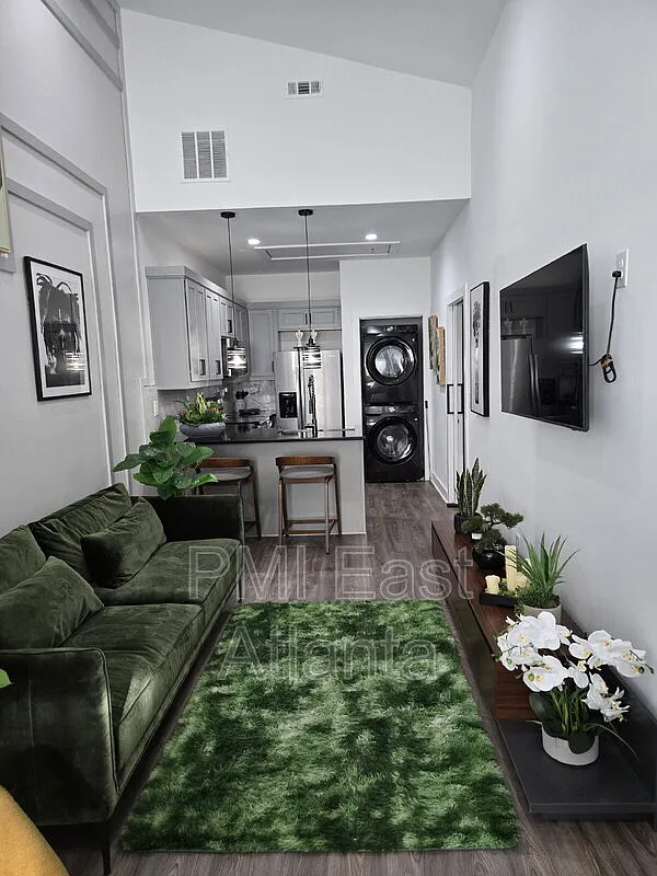 2 bed, 1.0 bath, 615 sqft, $2,250 — Photo 2