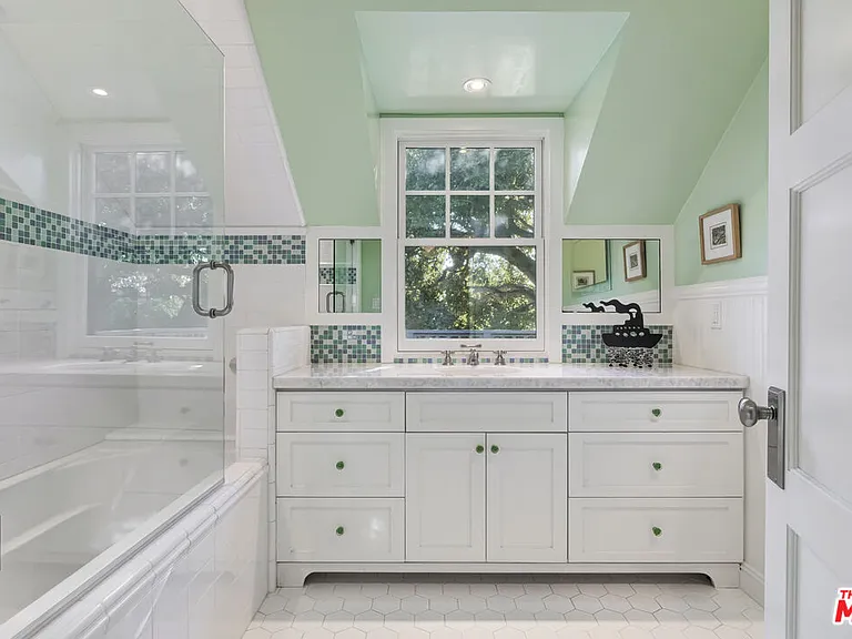 2855 Club Dr — Photo 32