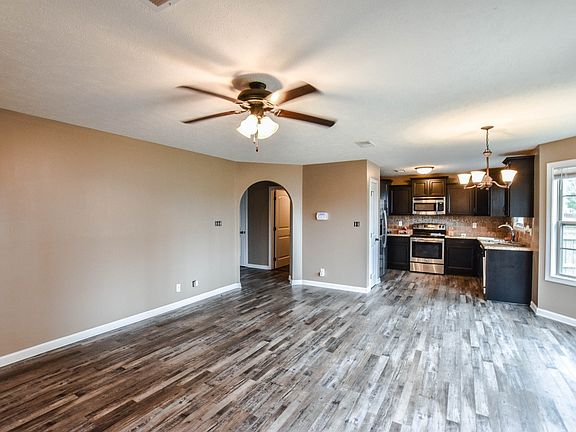 3rd image of 580 Falkland Cir