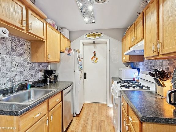 4th image of 330 Farmington Ln #300