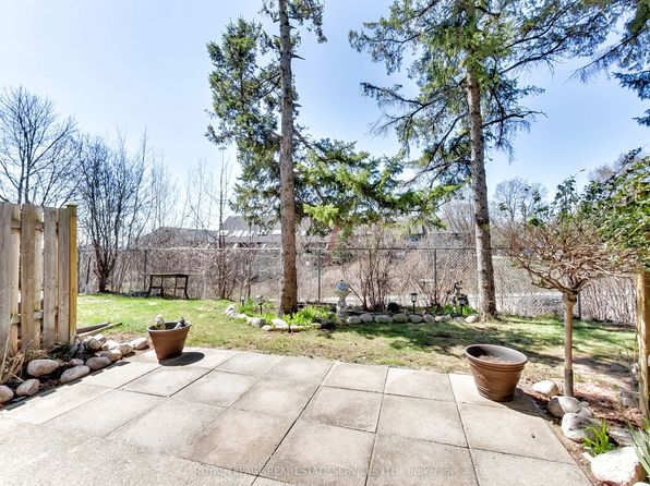 1008 Falgarwood Dr #5, Oakville, ON L6H 2P5