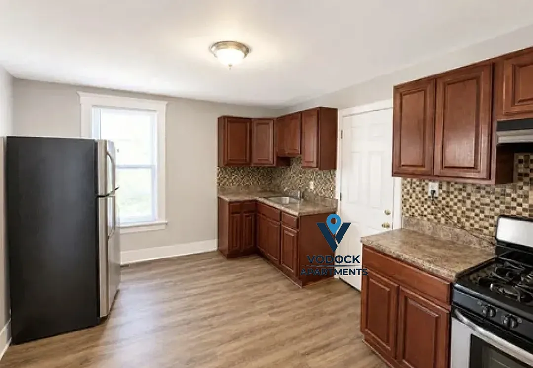 3 bed, 1600 sqft, $2,400 — Photo 2