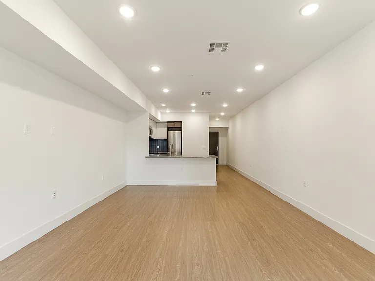 837 Harvard — Photo 36