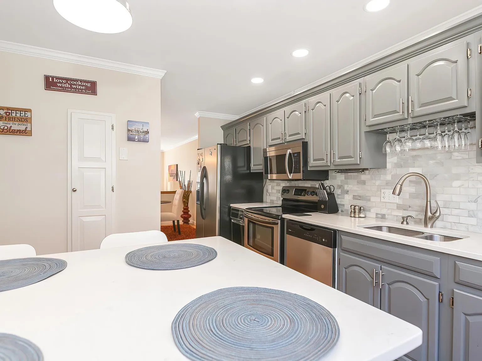 3 bed, 2.5 bath, 2097 sqft, $3,850 — Photo 2