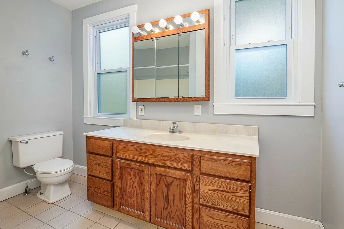 Bathroom - 2528 Ravine St