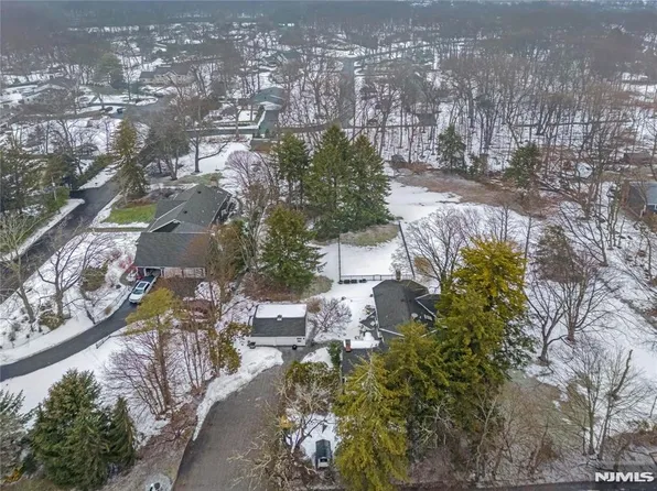 525 Franklin Ave, Franklin Lakes, NJ 07417