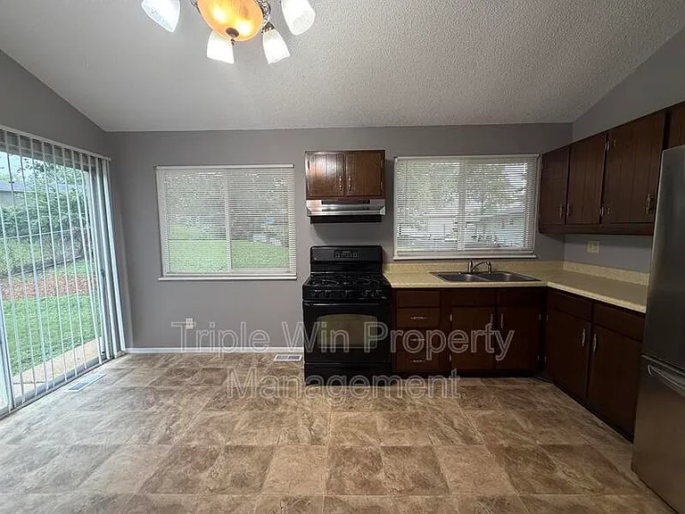 2450 Jenkee Dr — Photo 6