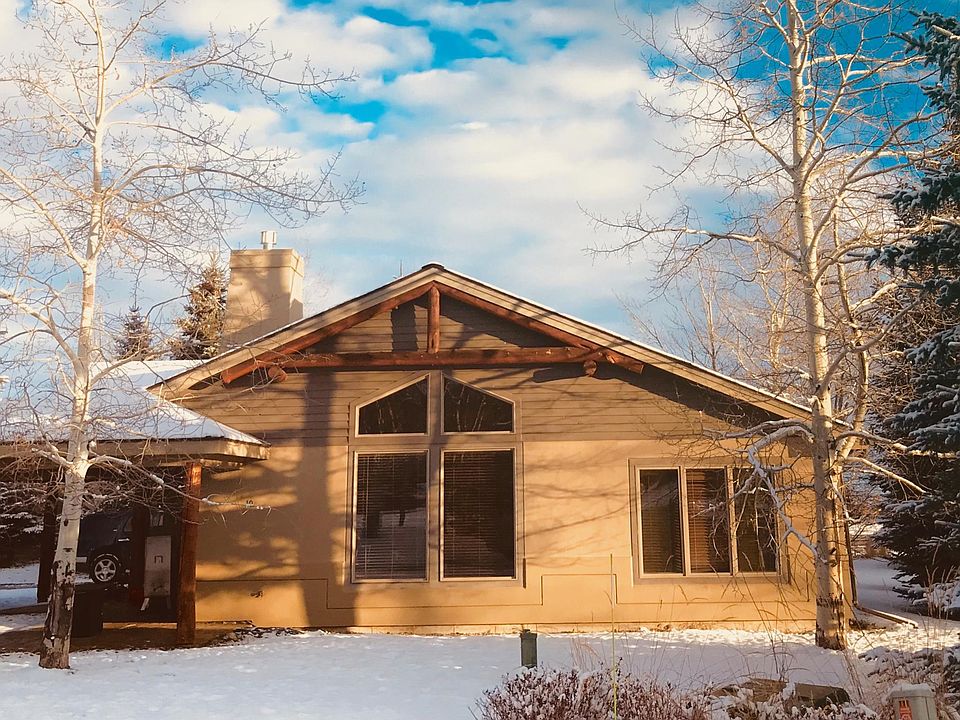 A home for all seasons. Mountain views, 2 minute walk to golf course, streams, hiking, skiing minutes away! Quiet private lane with cul-de-sac location. Enjoy the solitude and serenity of the mountains while you live in comfort minutes away from town.