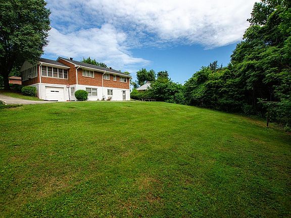3rd image of 704 Sherman Dr