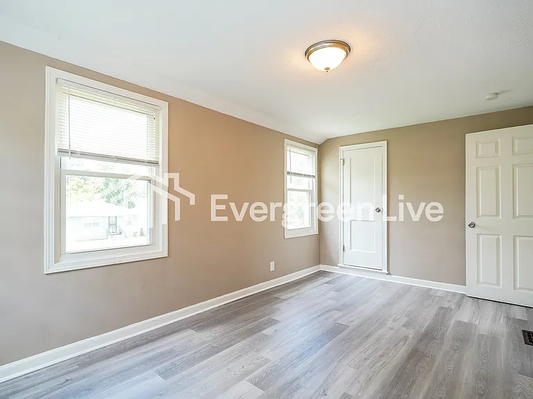 582 Elizabeth Ave — Photo 12