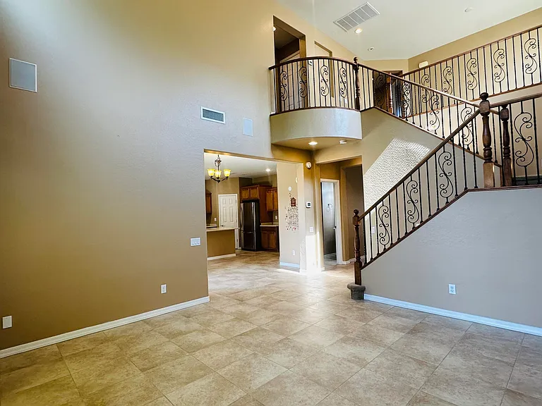 2138 W Marconi Ave — Photo 8