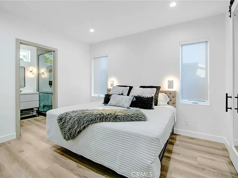 15803 Vose St — Photo 9