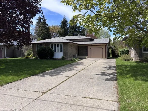 3 Governor Simcoe Dr, Saint Catharines, ON L2N 3J1