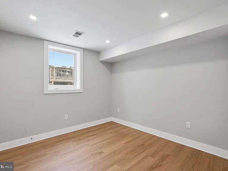 1301 Somerset Pl NW — Photo 7