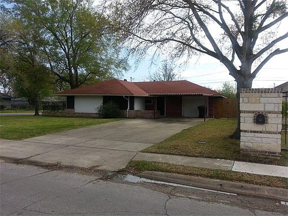 Another view of this well maintained home. Excellent location. Home has a great floor plan for entertaining two large living areas makes family gatherings cozy and fun,