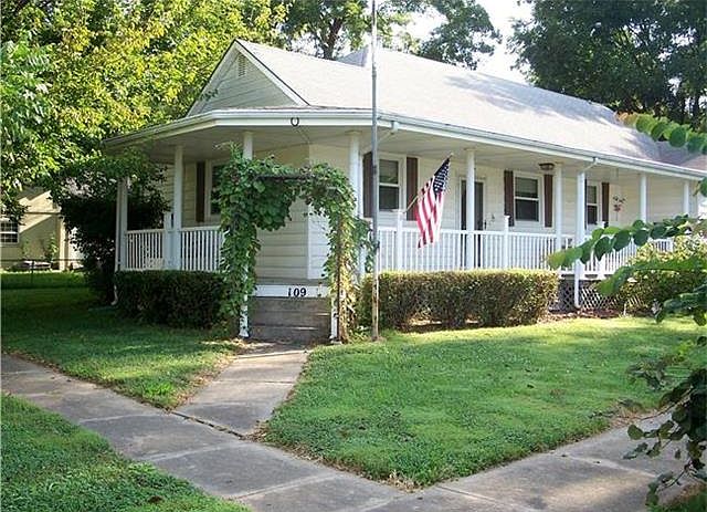 109 S. Lee