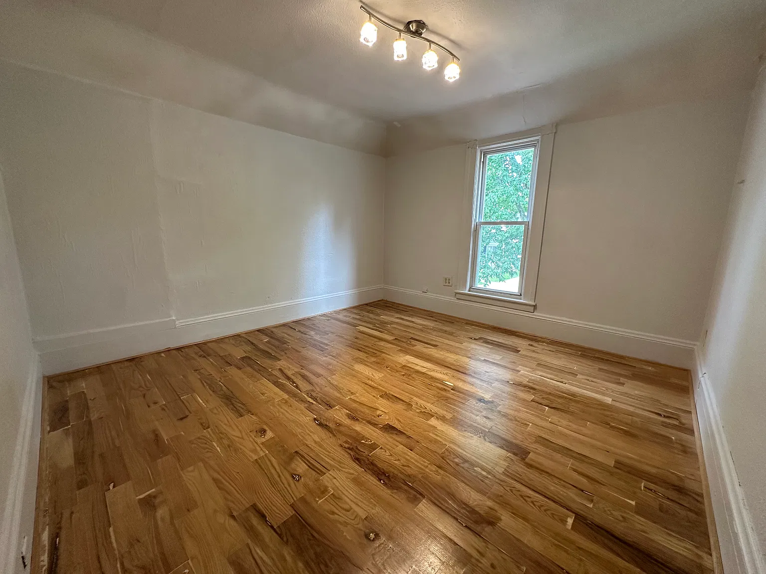 3 bed, $1,050 — Photo 2