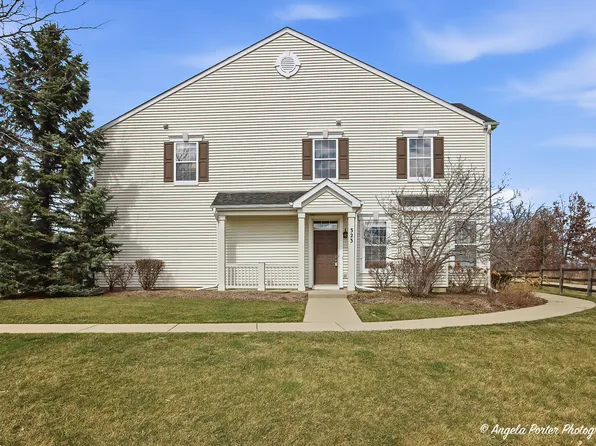 323 S Litchfield Dr, Round Lake, IL 60073