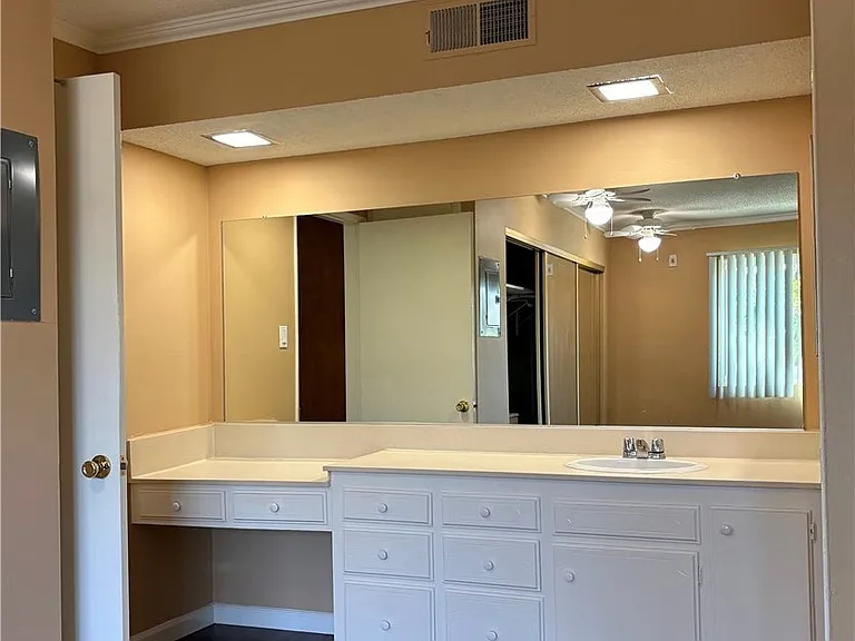 400 N Acacia Ave — Photo 11